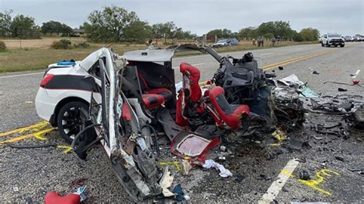 
12 injured, 1 killed in Texas car crash following suspected human smuggling 
