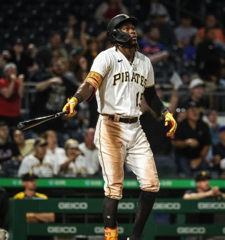 Are Elly De La Cruz And Oneil Cruz Related?