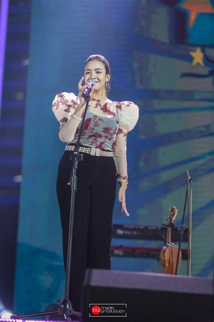 
Azura Goh Husband Name -Who Is She Married To? 