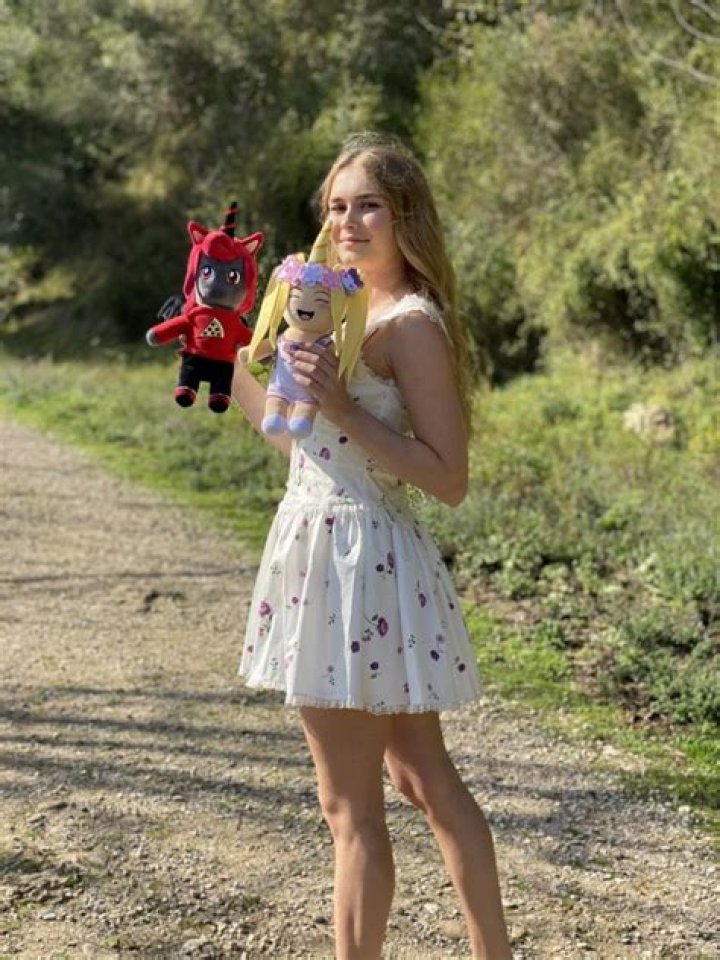 How old is iamSanna? Age, Real Name, Net Worth, Sister, Wiki