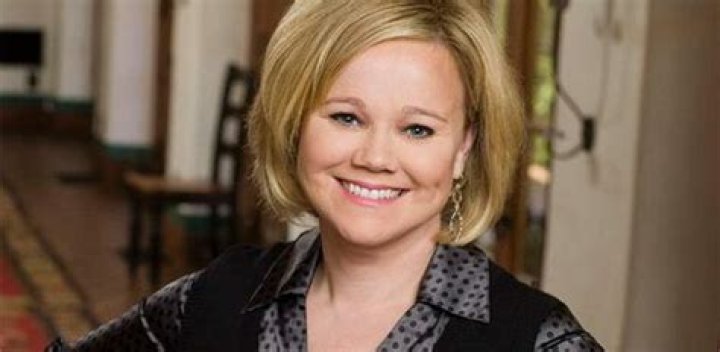 
Is Caroline Rhea Married? Her Bio, Age, Husband, Family and Net worth 