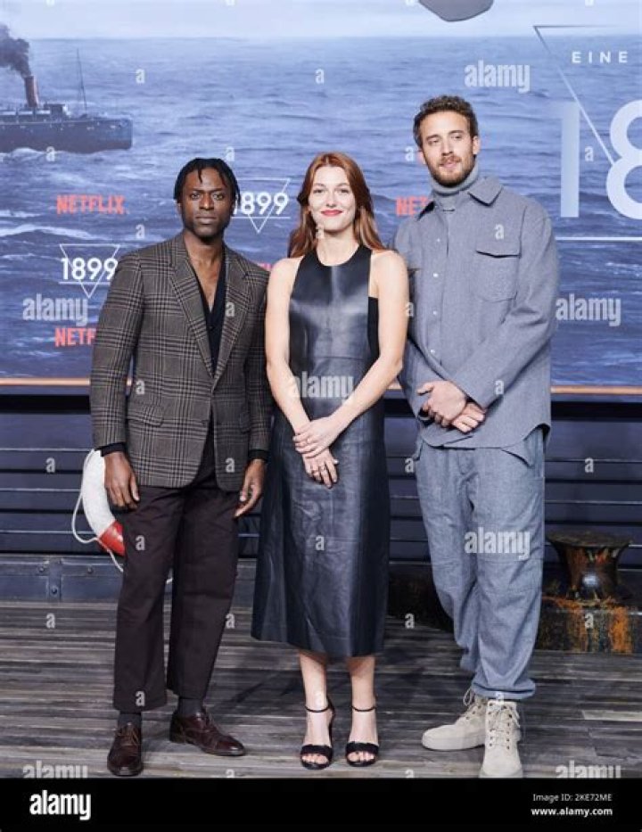 
Jonas Bloquet Height Compared To Other Cast Members Of 1899 