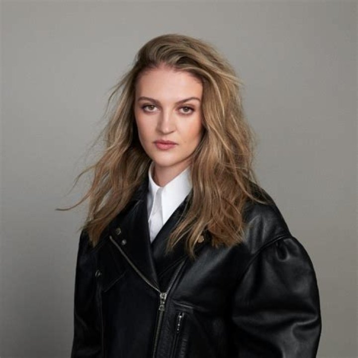 Lara Peake Height, Weight, Net Worth, Age, Birthday, Wikipedia, Who, Instagram, Biography