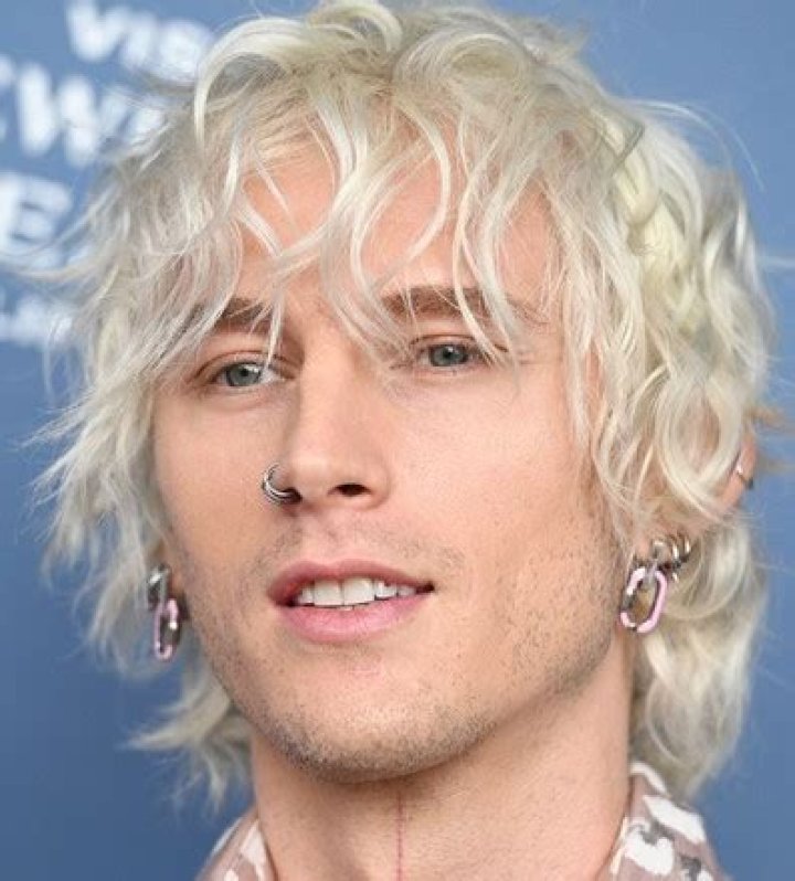 Machine Gun Kelly – Colson Baker Height, Weight, Net Worth, Age, Birthday, Wikipedia, Who, Nationality, Biography