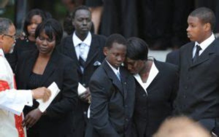 Manute Bol is Married to Wife: Ajok Geng Wol. Kids: Madut, Bol, Chris, Ayak.