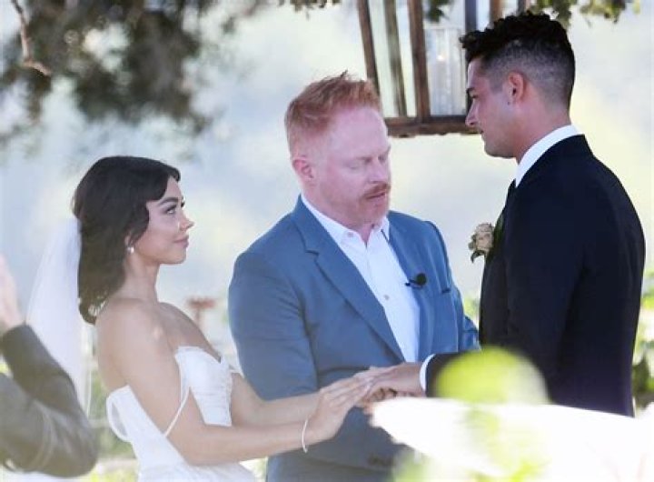 
‘Modern Family’ Stars Reunite For Sarah Hyland And Wells Adams’ Wedding 