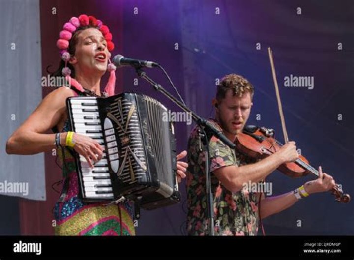 Natalia Tena And Her Violinist Boyfriend Sam Apley Both Perform For Molotov Jukebox