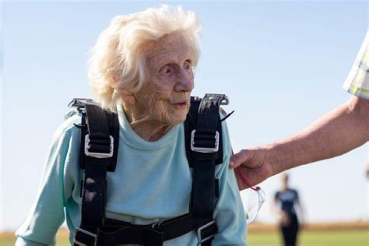 
Who is Dorothy Hoffner? 104-year-old Chicago woman becomes oldest person to skydive 