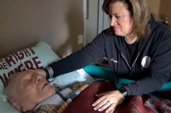 
Woman Finds Biological Father in Nursing Home 56 Years After Adoption — And Now She Cares for Him 